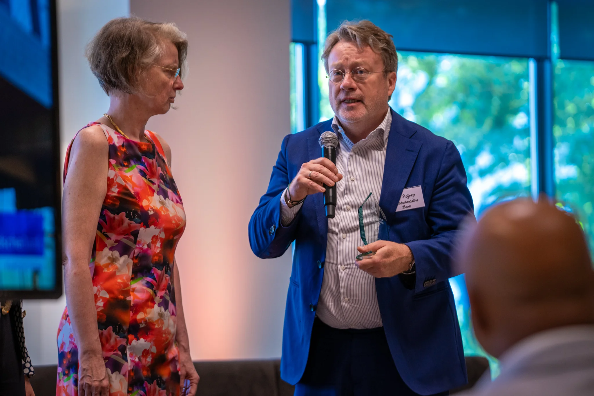 Een vertegenwoordiger van DNB spreekt met de award tijdens het jaarcongres 2026